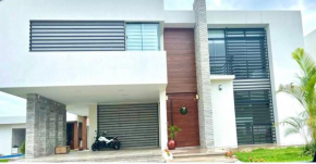 Urubo casa de dos pisos con sauna y piscina